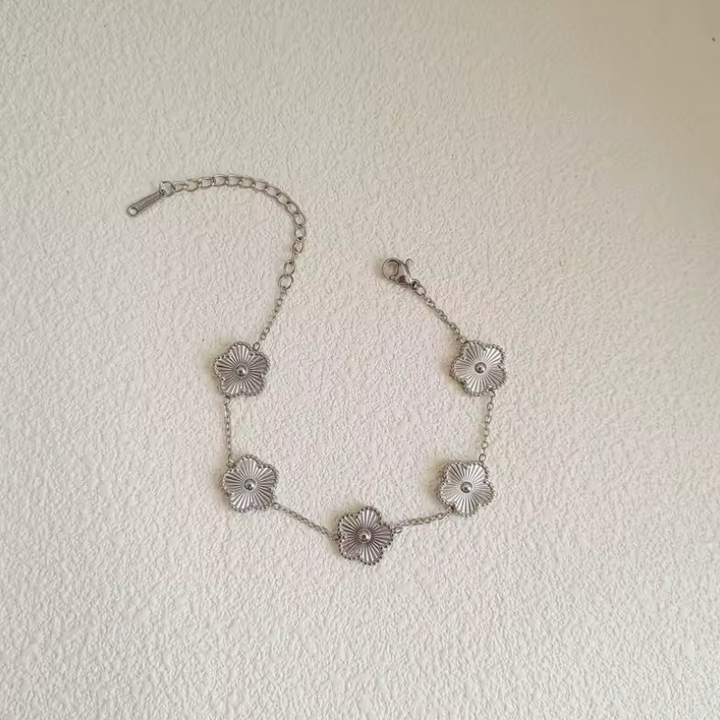 Boucles d'oreilles trèfle étincelantes en acier inoxydable, bijoux hypoallergéniques pour femme.