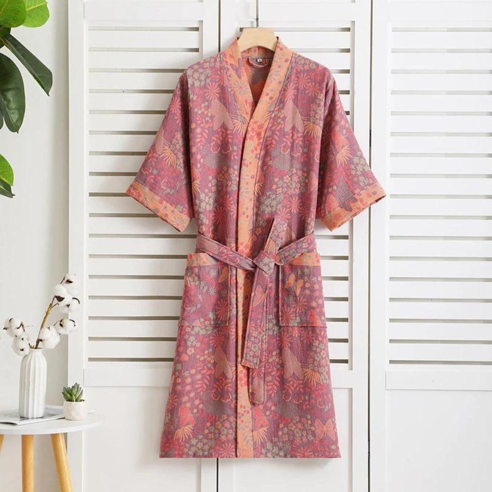Peignoir kimono femme en coton doux et luxueux, idéal pour la détente après le bain.
