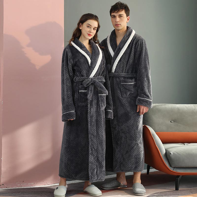 Peignoir polaire doux unisexe, coupe kimono. Confort maximal après le bain pour homme et femme.