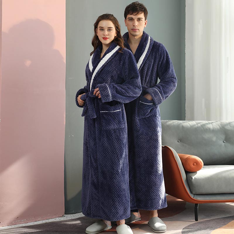 Robe de chambre polaire confortable et unisexe. Peignoir idéal pour la détente hivernale à la maison.