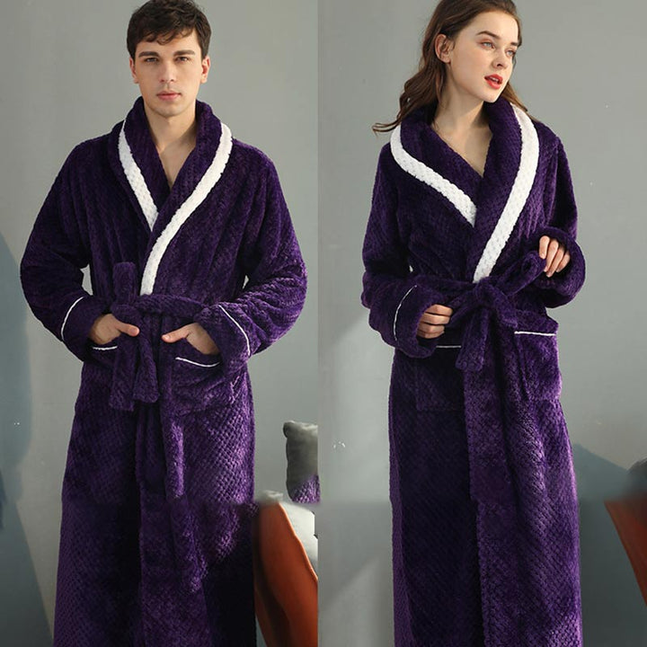 Robe de chambre polaire douillette et confortable. Peignoir kimono unisexe pour soirées d'hiver cocooning.
