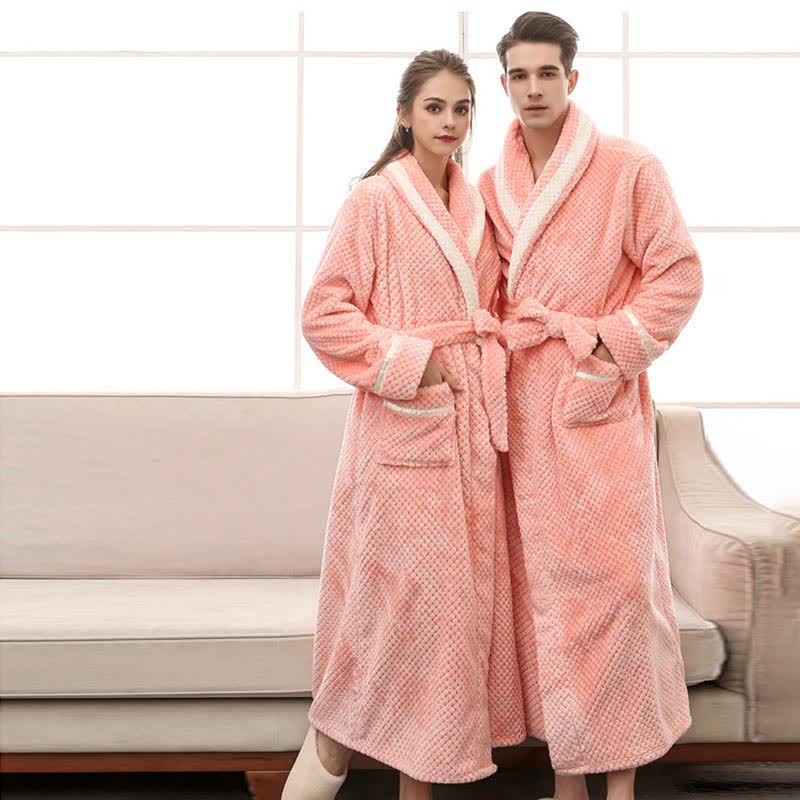 Robe de chambre confortable en polaire, unisexe. Peignoir pour la détente et la chaleur à la maison.