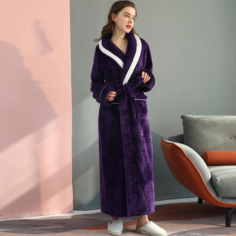 Peignoir chaud unisexe en molleton polaire, coupe kimono. Confort et détente à la maison pour tous.