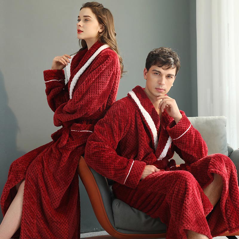 Robe de chambre douce et confortable en polaire. Peignoir unisexe idéal pour la détente après le bain.
