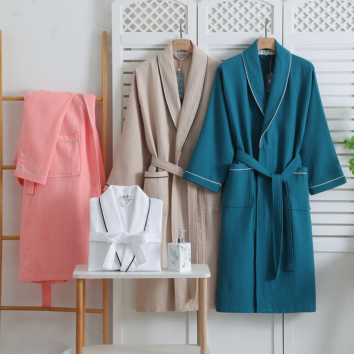 Peignoir douillet unisexe en coton nid d'abeille, très confortable pour hommes et femmes à la maison.