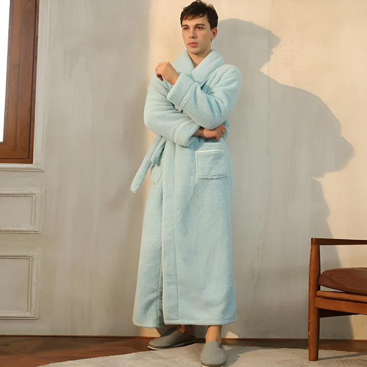 Découvrez le peignoir unisexe en sherpa, moelleux et chaud, parfait pour la détente hivernale.