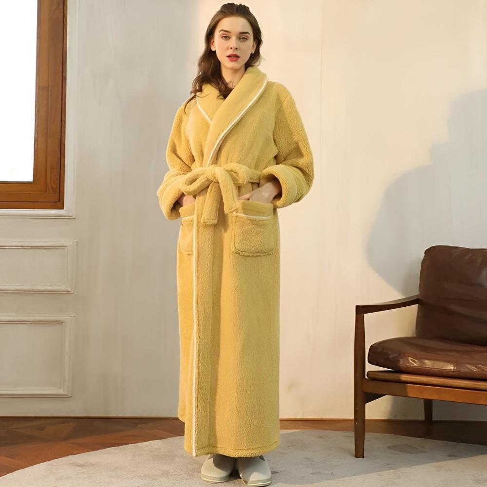 Robe de chambre sherpa moelleuse et confortable, parfaite pour la détente et le cocooning intérieur.