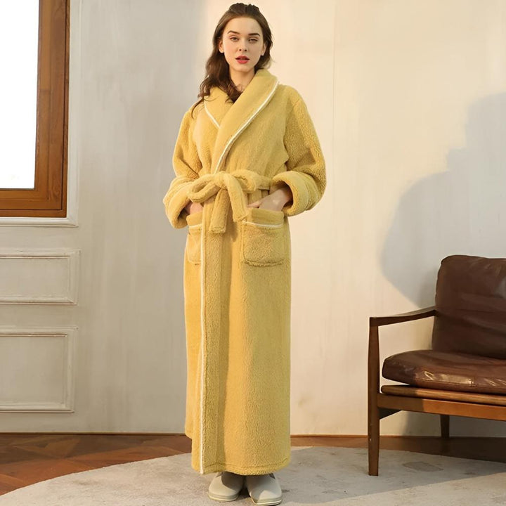 Robe de chambre sherpa moelleuse et confortable, parfaite pour la détente et le cocooning intérieur.