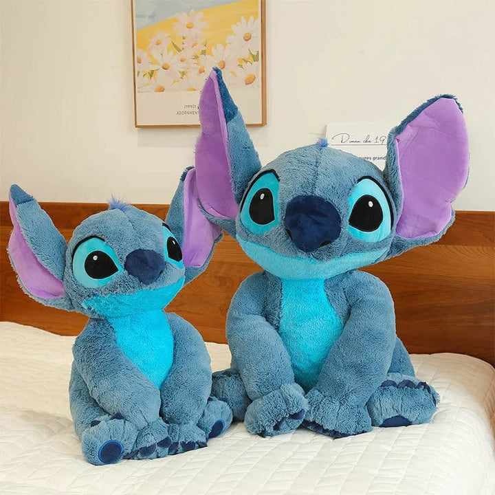 Peluche Stitch adorable, douce et câline.  Disponible en 3 tailles : 30cm, 45cm, 60cm.  Parfait pour les enfants.