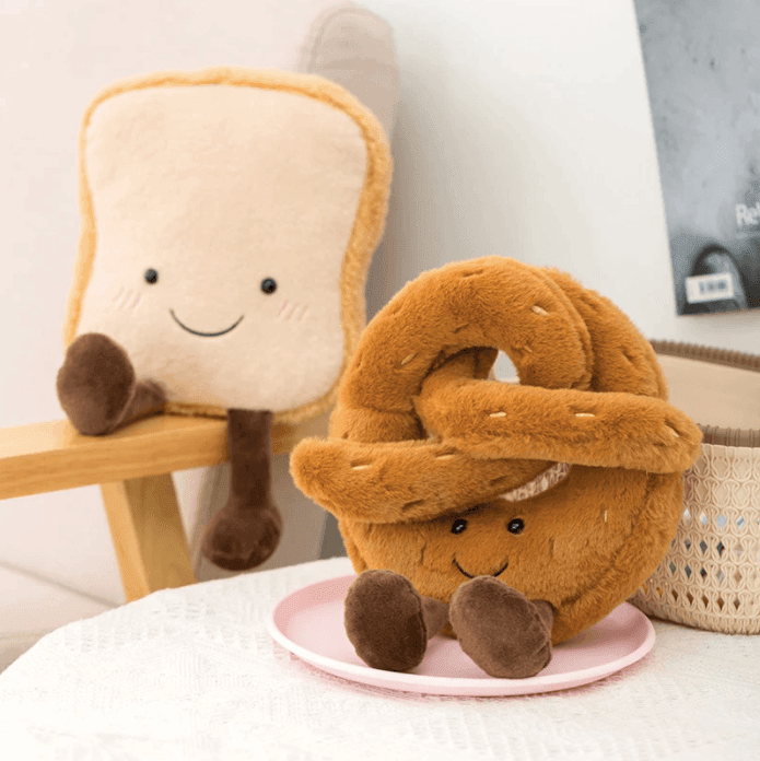 Peluches gourmandes : brezel, croissant, pain. Jouet doux et adorable pour enfants.