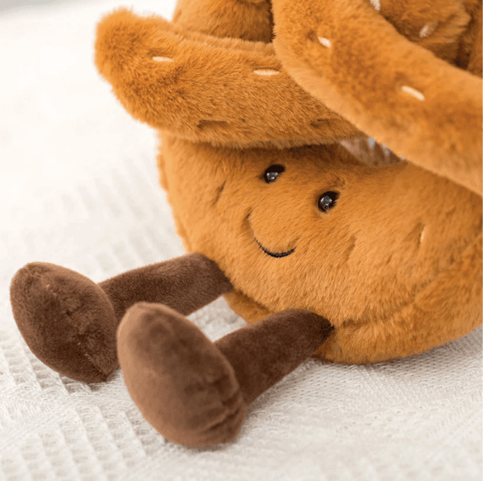 Peluches gourmandes : brezel, croissant, pain. Jouet doux et adorable pour enfants.