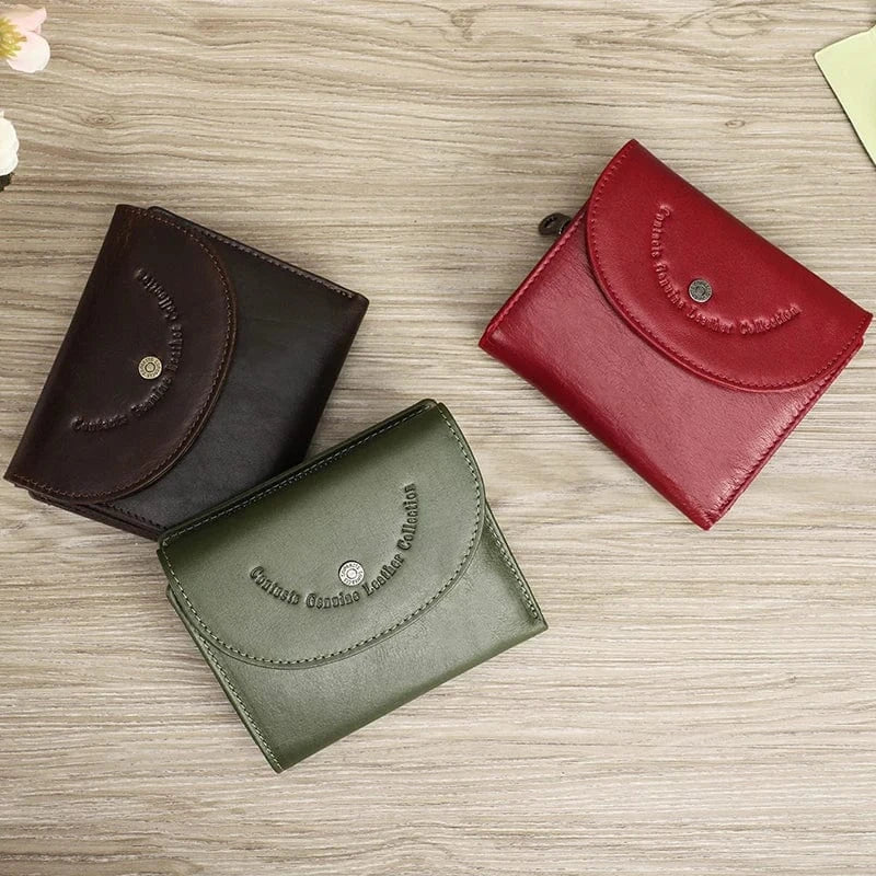 Détail du petit porte-cartes en cuir véritable bleu, montrant les coutures fines et la texture.