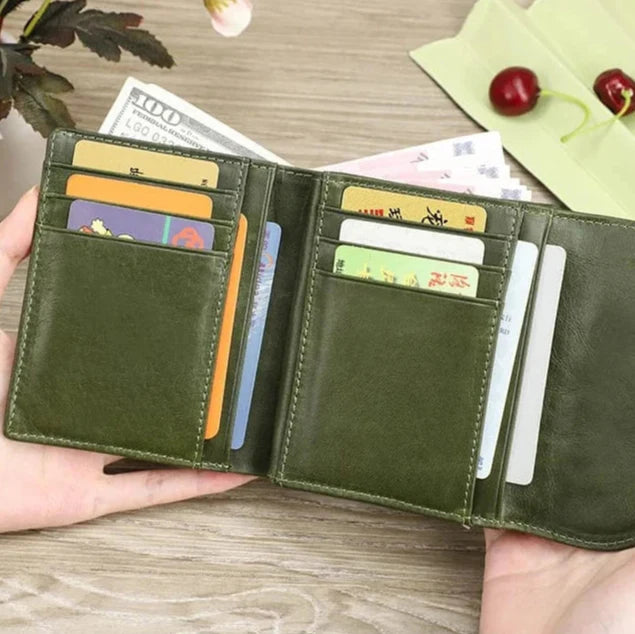 Vue ouverte du porte-cartes en cuir, révélant ses fentes intérieures et son design fonctionnel.