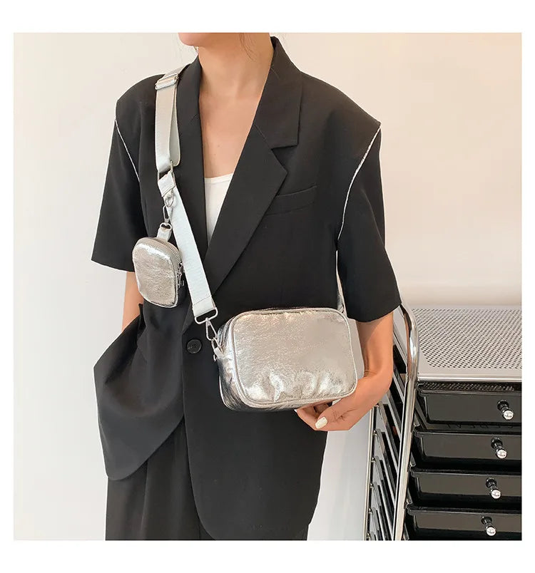 Sac à main bandoulière compact argenté pour femme, accessoire de mode en similicuir.
