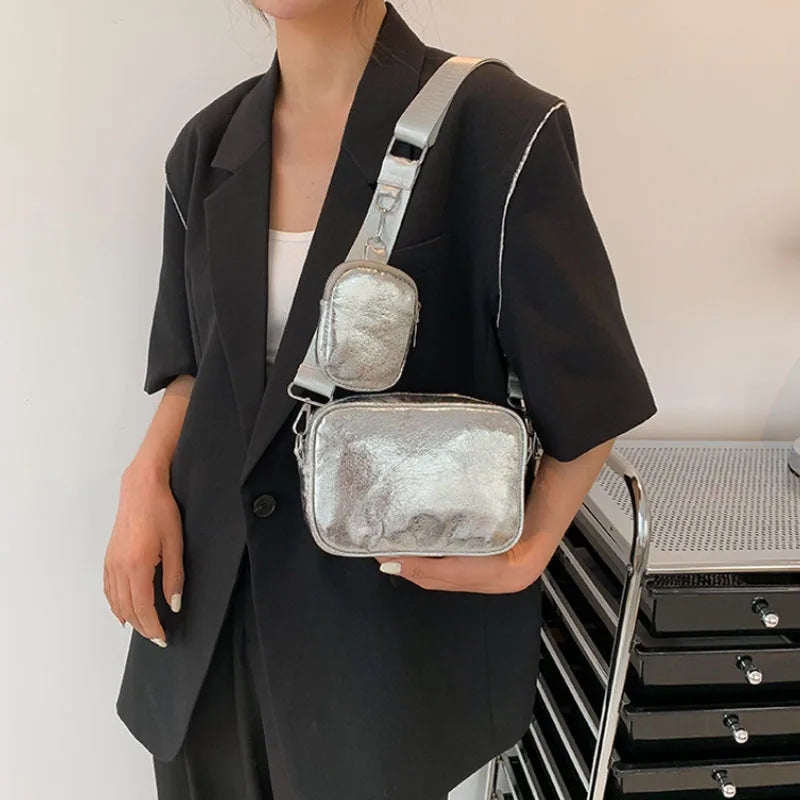 Sac bandoulière tendance carré de couleur argentée en similicuir, idéal pour femme.