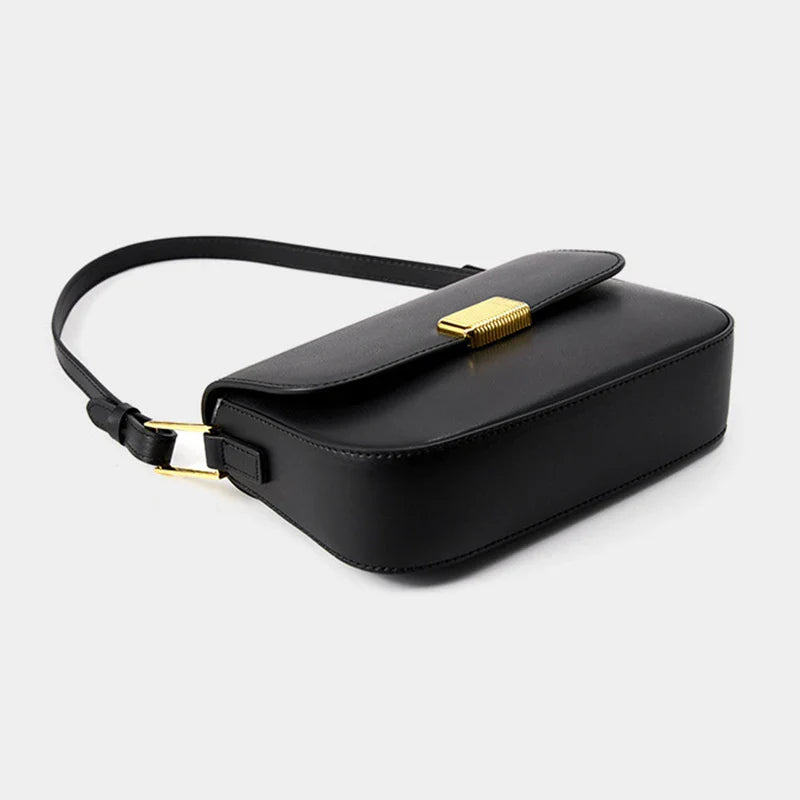 Image du petit sac à main en cuir fendu porté, montrant sa taille et son allure chic