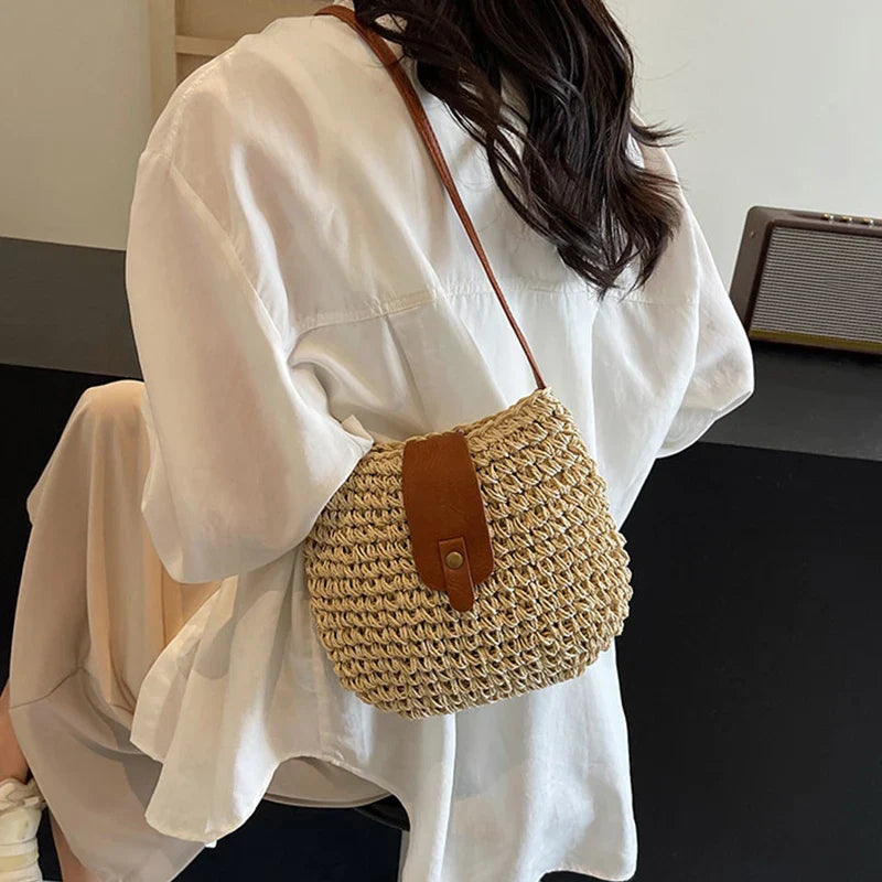 Petit sac bandoulière en paille naturelle pour femmes, style bohème chic d'été.