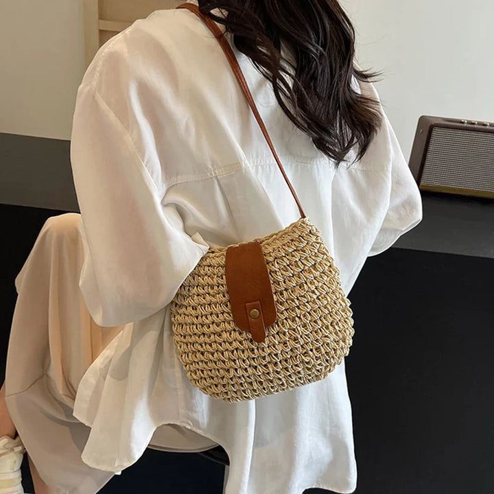Petit sac bandoulière en paille naturelle pour femmes, style bohème chic d'été.