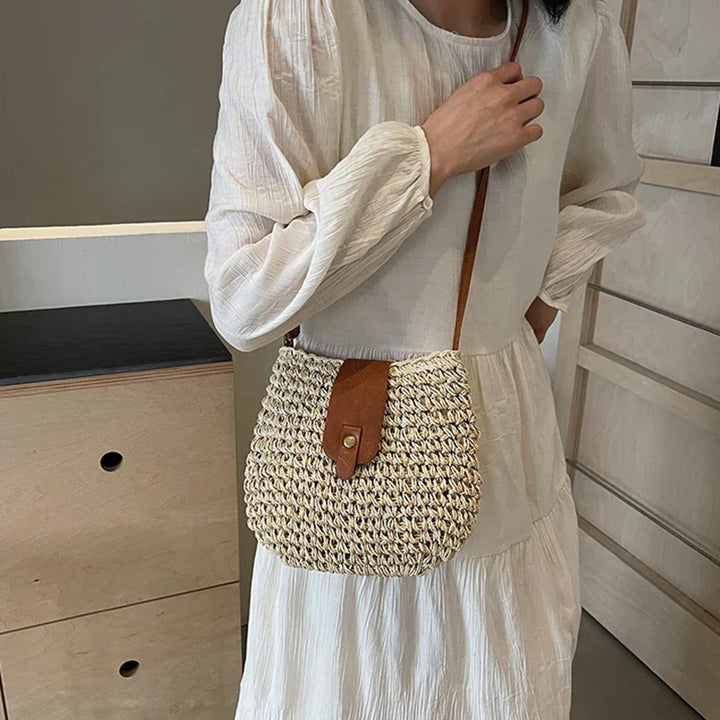 Petit sac à main en paille pour femme, accessoire d'été bohème chic et élégant.