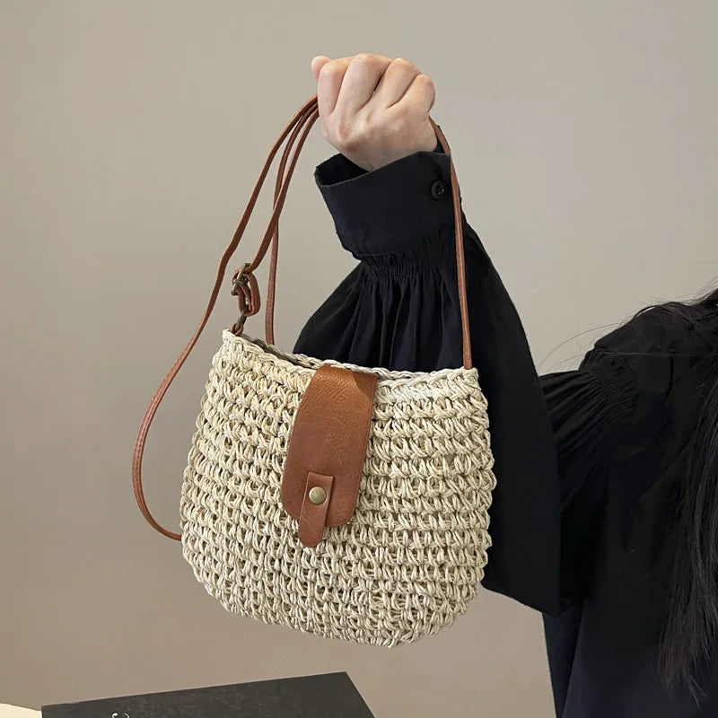 Sac de paille naturel pour femmes, parfait sac bandoulière bohème chic pour les journées d'été.
