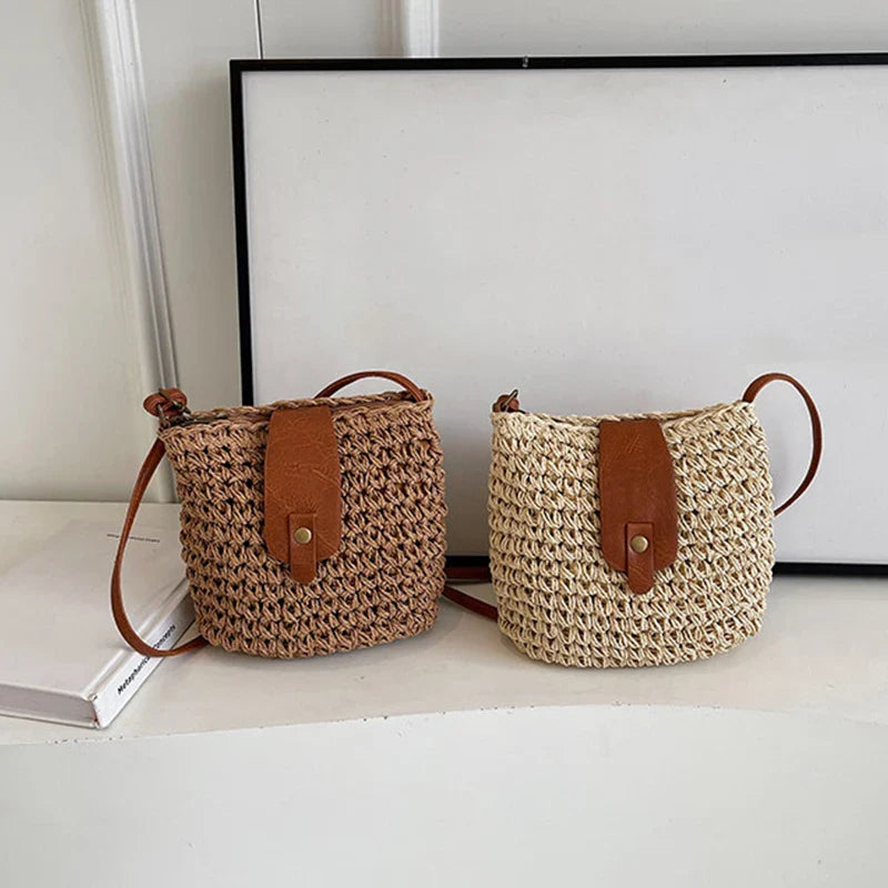 Sac à main bandoulière bohème chic en paille pour femme, accessoire élégant et naturel d'été.