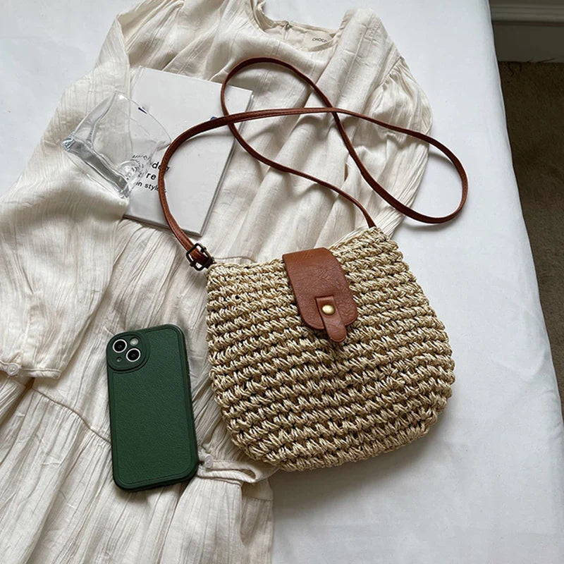 Sac à main femme en paille élégante, petit sac bandoulière bohème chic, accessoire d'été naturel.