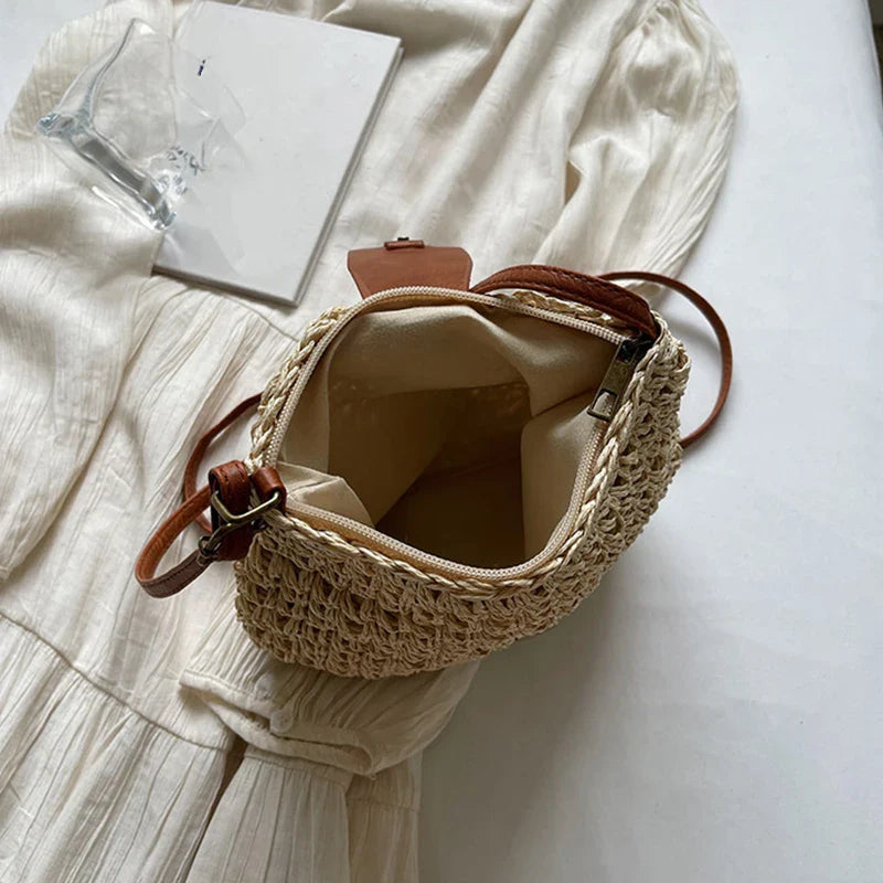 Tendance sac bandoulière paille pour femmes, style bohème chic, accessoire d'été naturel et élégant.
