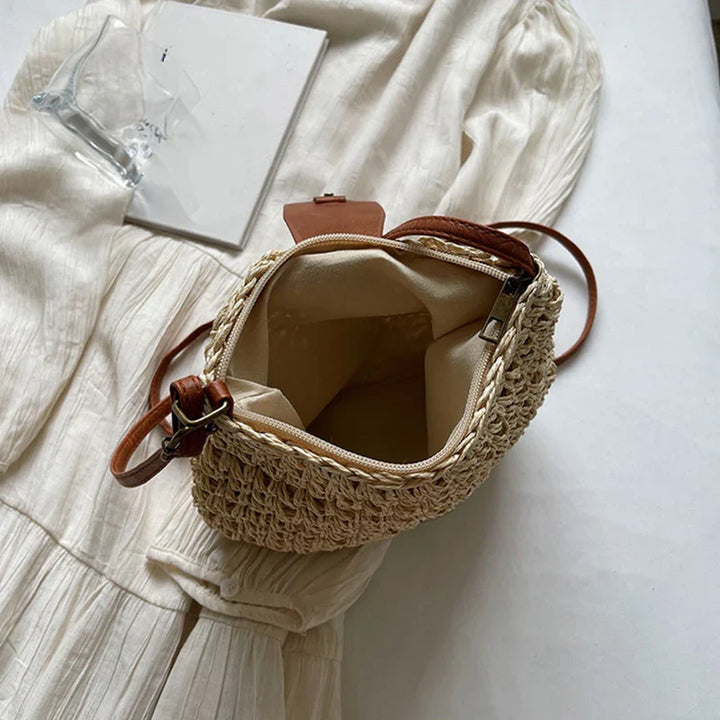 Tendance sac bandoulière paille pour femmes, style bohème chic, accessoire d'été naturel et élégant.