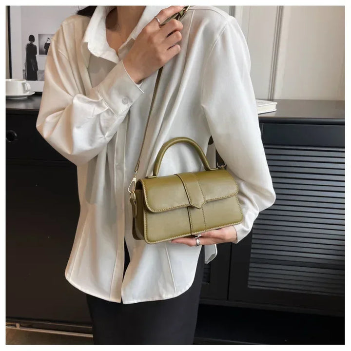 Petit sac bandoulière femme élégant noir en similicuir, idéal comme accessoire mode chic et quotidien.