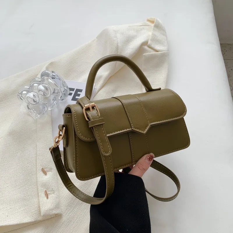 Sac bandoulière femme noir élégant, petit et chic, en similicuir, parfait accessoire de mode.