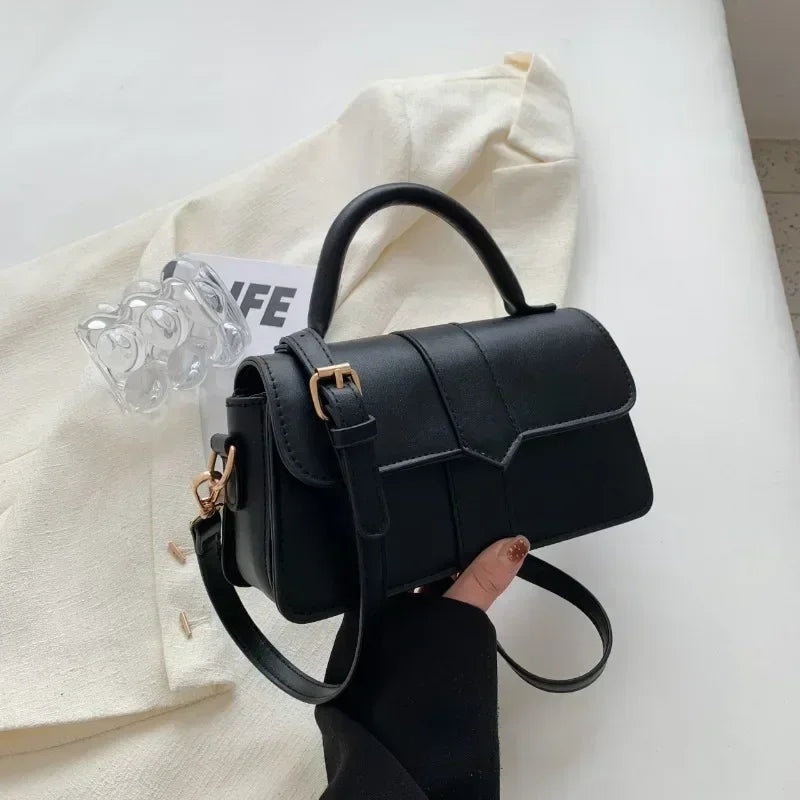 Sac à main femme vert, petit format, bandoulière ajustable, accessoire mode élégant et pratique.