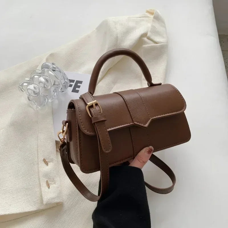 Sac bandoulière femme marron chic en similicuir, élégant pour un usage quotidien et moderne.