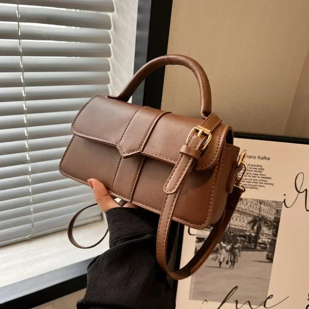 Sac à main femme crème chic en similicuir, petit et fonctionnel, un accessoire de mode élégant.