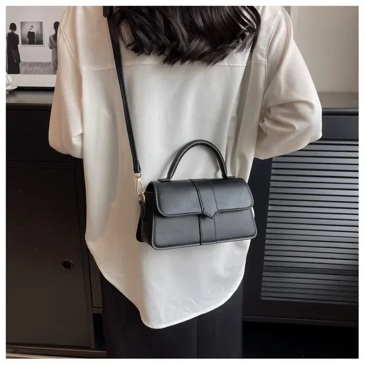 Sac bandoulière femme en similicuir élégant, petit format, accessoire mode chic et pratique.