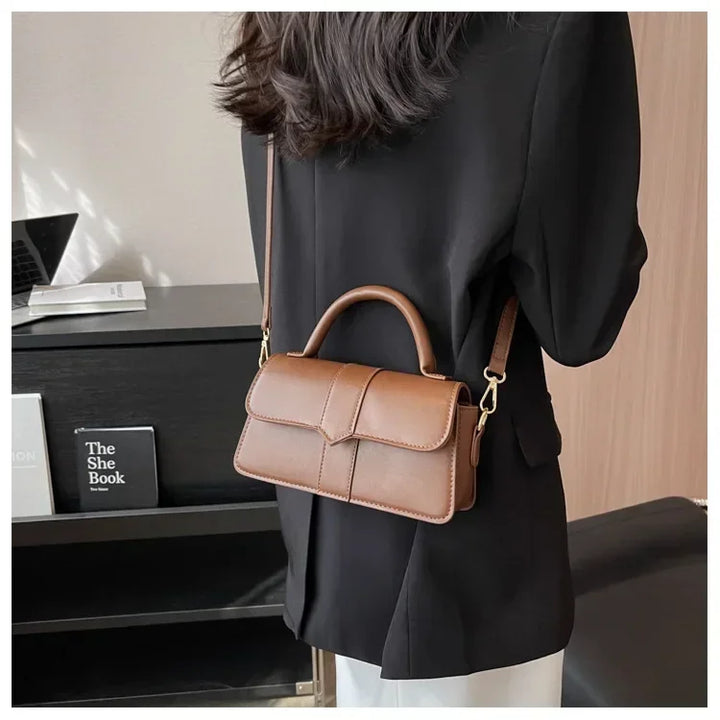 Petit sac à main bandoulière fonctionnel pour femme, design élégant et chic, idéal pour la mode.