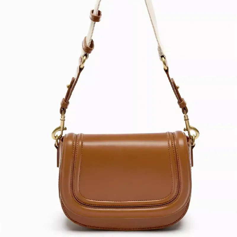 Sac à main femme en similicuir noir, petit format chic avec bandoulière ajustable, accessoire mode.