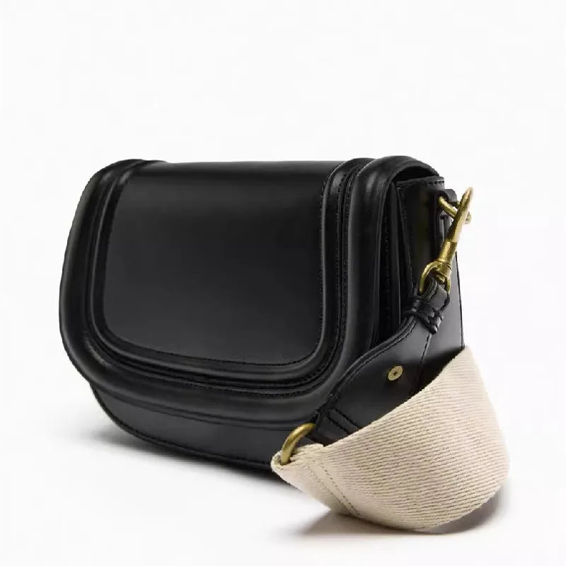 Image rapprochée d'un petit sac bandoulière femme, similicuir texturé, détails dorés, style élégant.