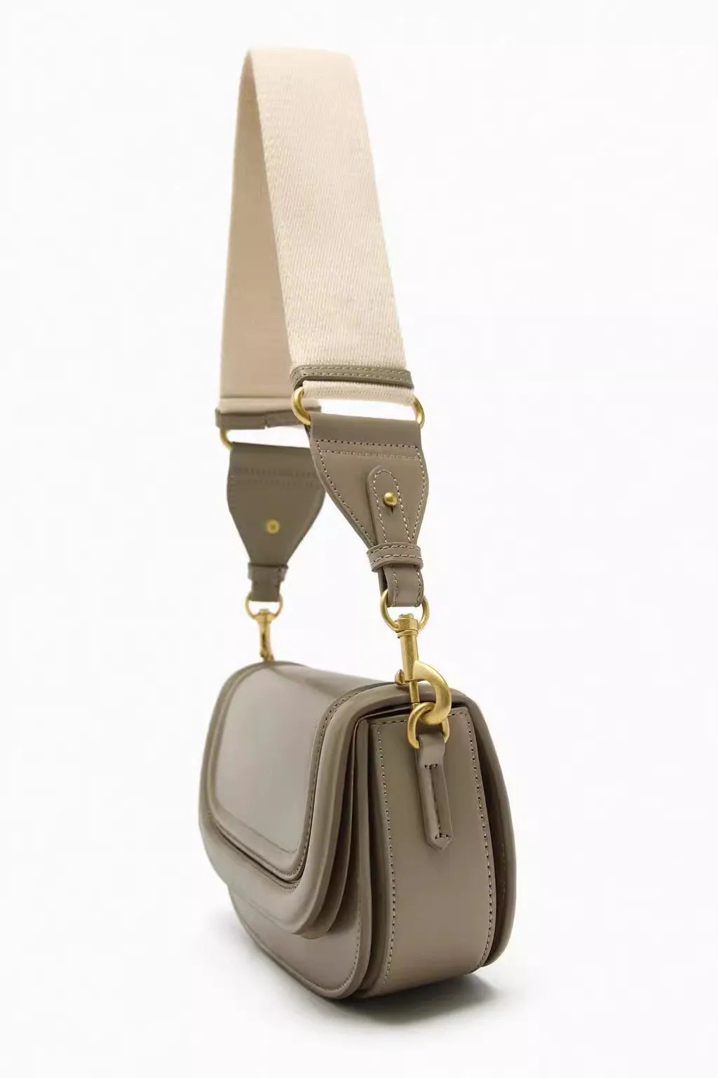 Assortiment de 3 petits sacs bandoulière femme : camel, noir, kaki, en similicuir élégant et pratique.