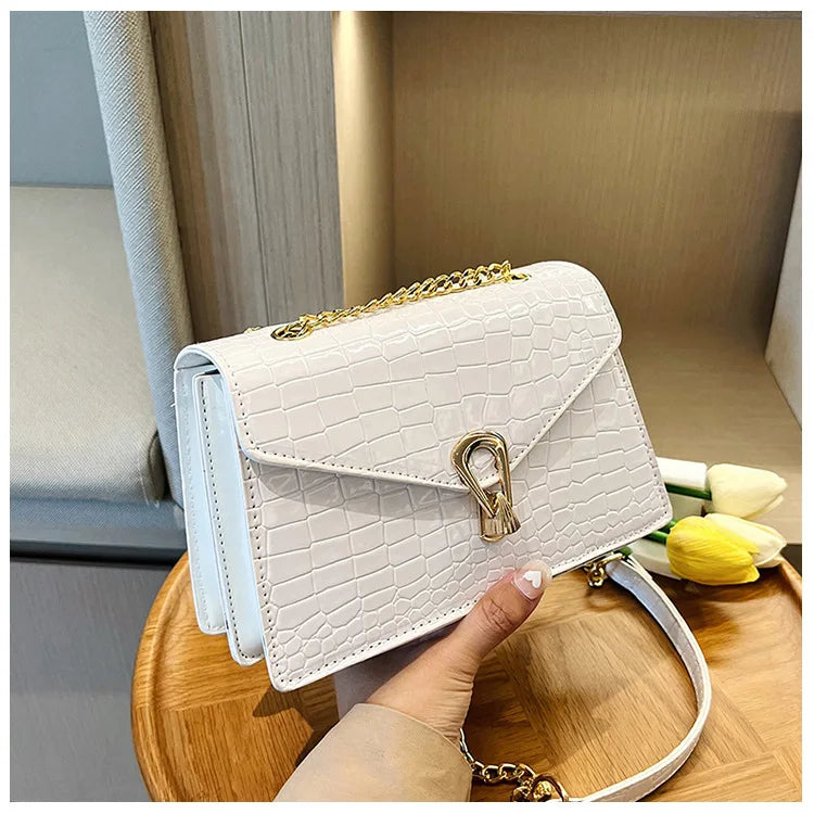 Chic sac bandoulière femme rose, effet croco raffiné, petit format, en simili cuir.