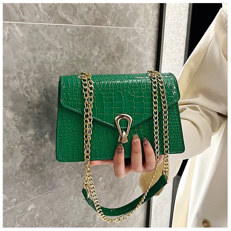 Petit sac chic bandoulière vert, design croco élégant pour femme, en simili cuir.