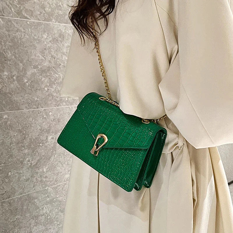 Sac bandoulière femme blanc, simili cuir effet croco, accessoire tendance et élégant.