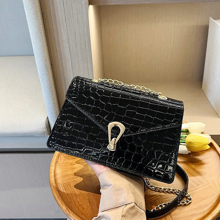 Élégant sac bandoulière femme noir, petit format, effet croco chic en simili cuir.