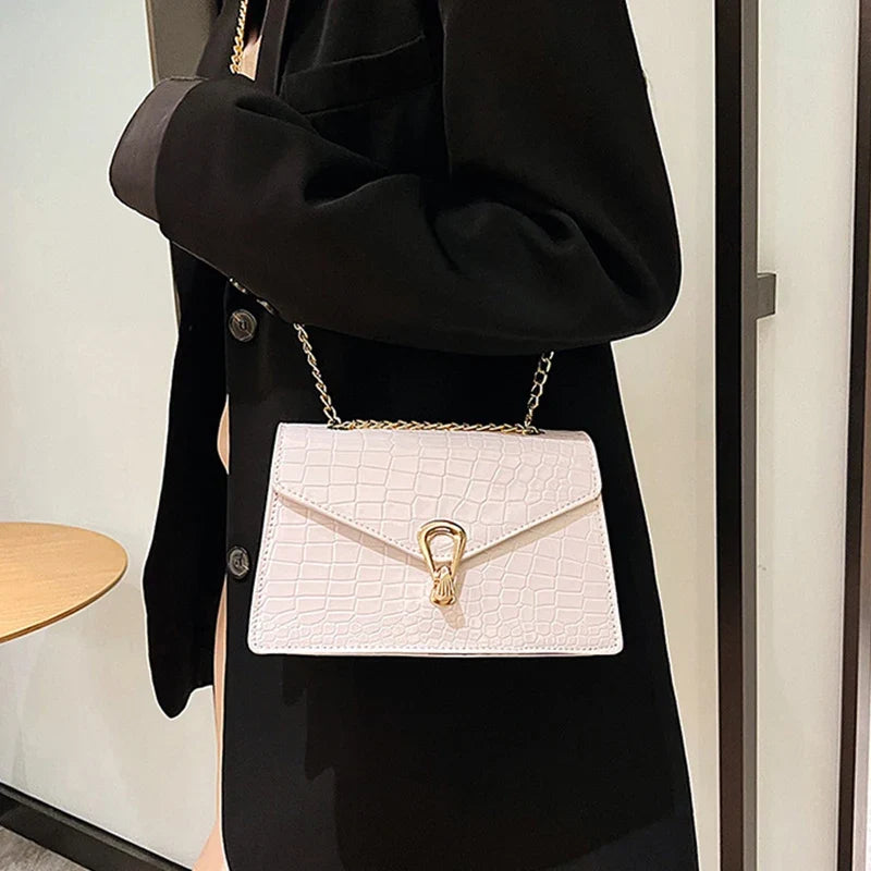Sac à main bandoulière femme noir effet croco, accessoire chic en simili cuir.