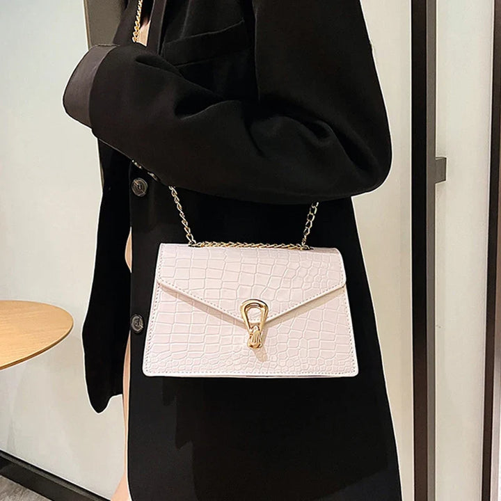 Sac à main bandoulière femme noir effet croco, accessoire chic en simili cuir.