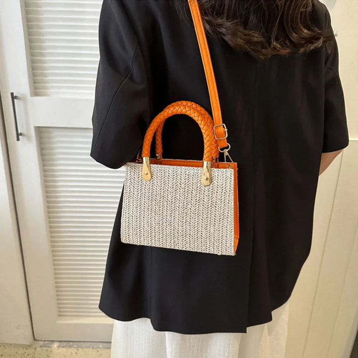 Petit sac bandoulière femme tressé en paille, idéal pour l'été et un look chic.