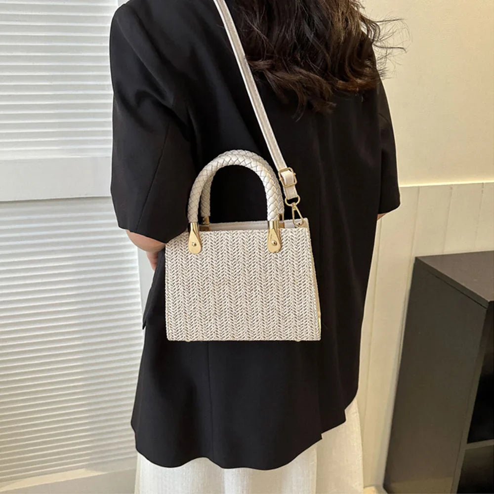 Sac bandoulière femme tressé, petit modèle, un accessoire chic et compact pour les journées d'été.