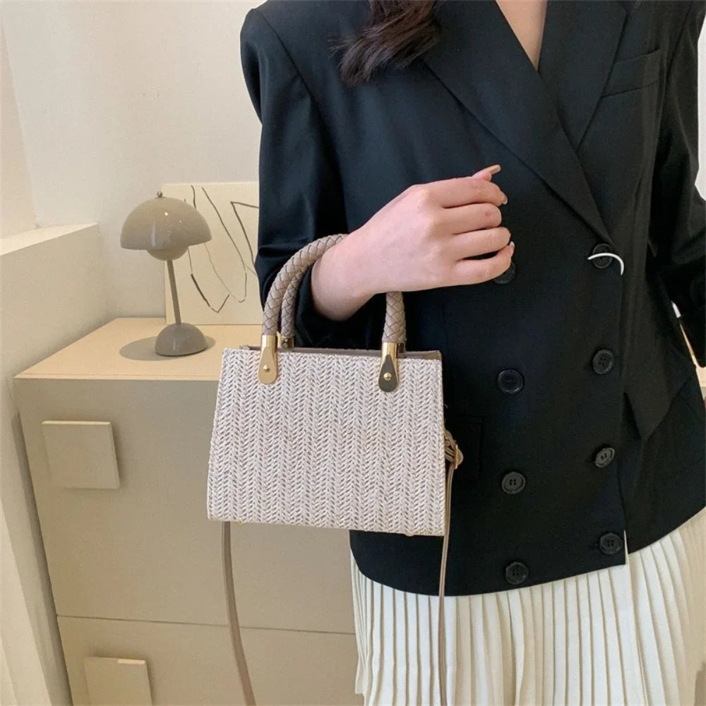 Sac bandoulière femme tressé, très tendance, pratique et compact pour l'été.