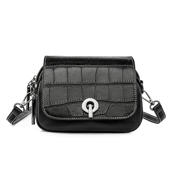 Petit sac bandoulière noir élégant en cuir pour femme, idéal accessoire urbain chic