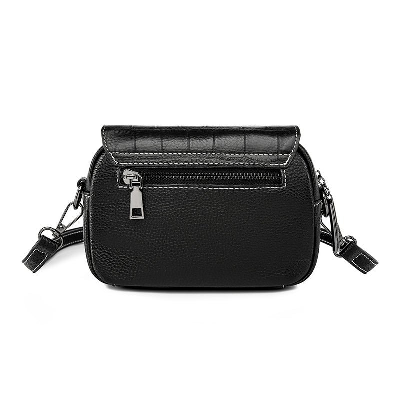 Sac à main femme noir en cuir, petit format, porté épaule pour look urbain