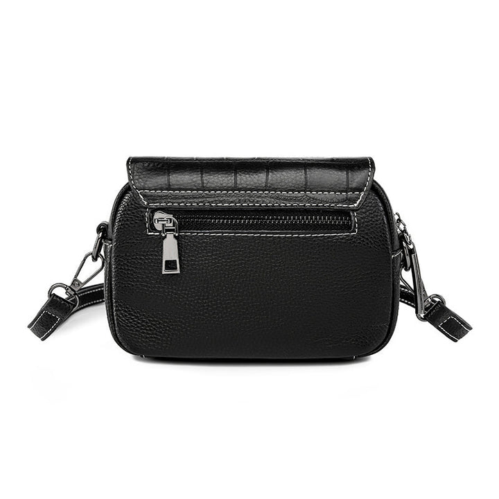 Sac à main femme noir en cuir, petit format, porté épaule pour look urbain
